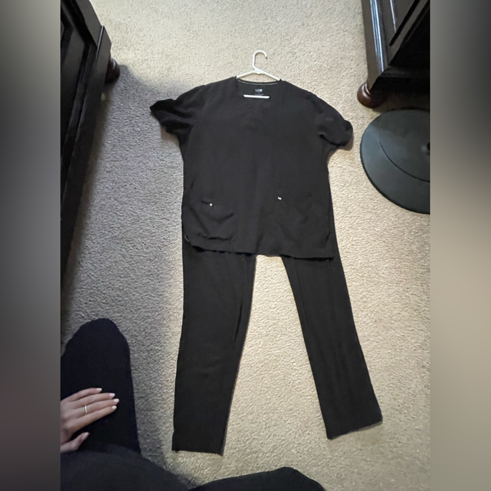 men’s scrub top and bottom